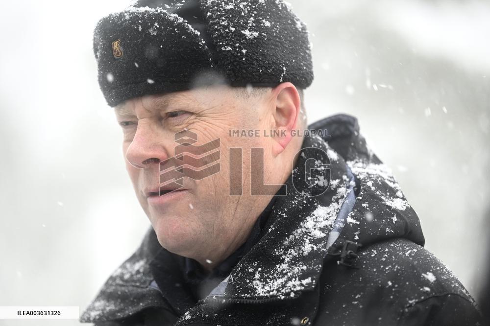 Freezing Winds 24 -harjoituksen Porvoon mediatilaisuudessa kerrotaan Merivoimien ja Yhdysvaltain merijalkaväen...