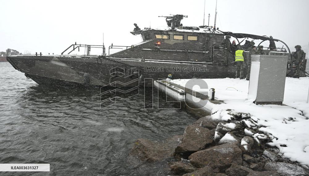 Freezing Winds 24 -harjoituksen Porvoon mediatilaisuudessa kerrotaan Merivoimien ja Yhdysvaltain merijalkaväen...