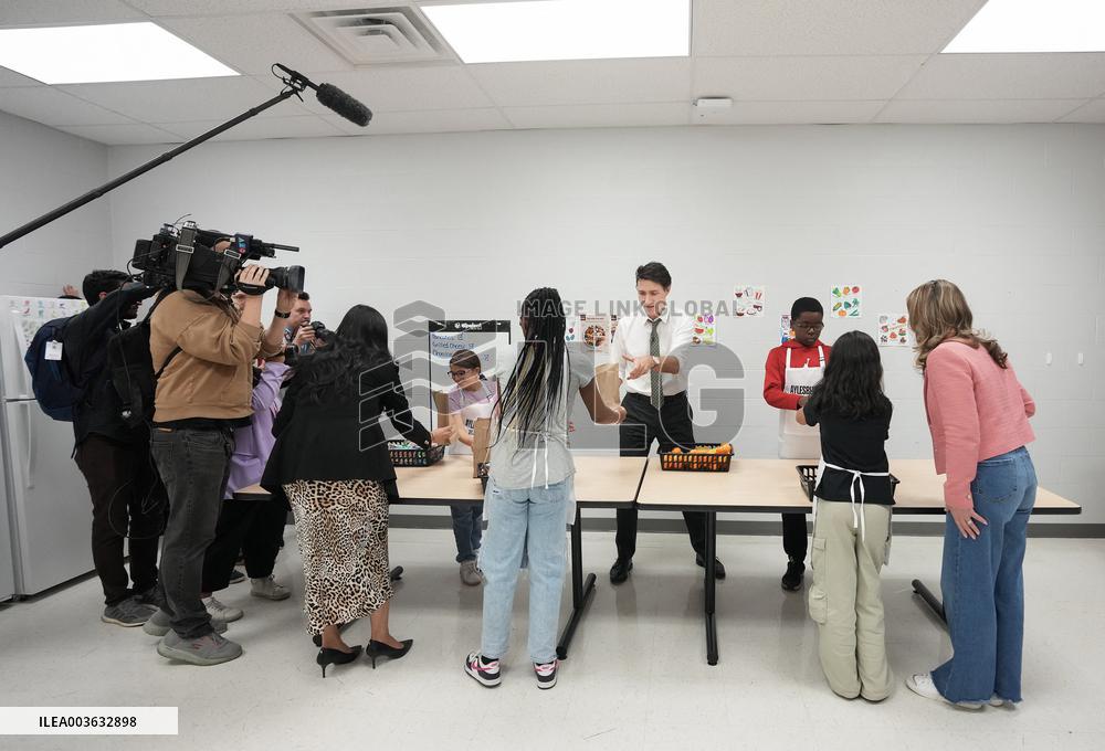 Justin Trudeau Packing School Lunches - Canada