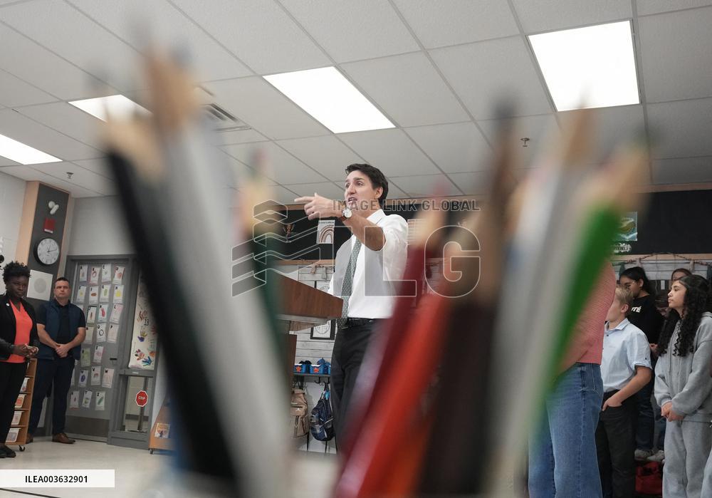 Justin Trudeau Packing School Lunches - Canada