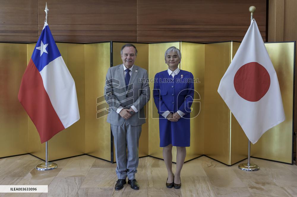 Embassy of Japan in Chile delivers donation for
project in educa