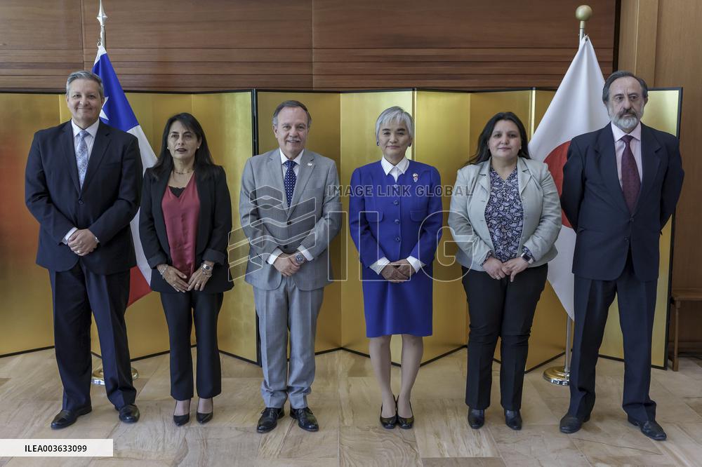 Embassy of Japan in Chile delivers donation for
project in educa