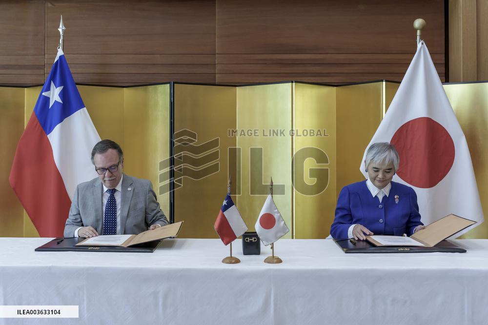 Embassy of Japan in Chile delivers donation for
project in educa