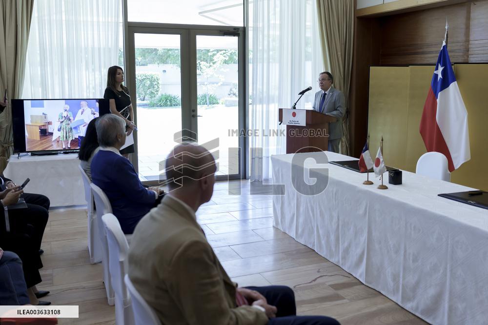 Embassy of Japan in Chile delivers donation for
project in educa