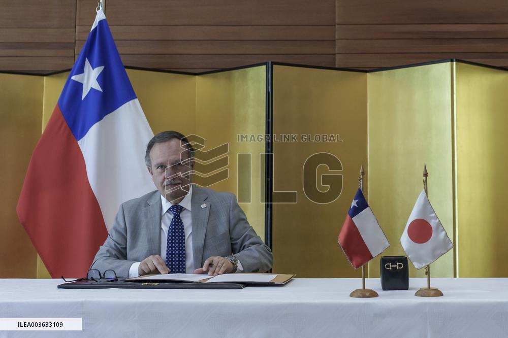 Embassy of Japan in Chile delivers donation for
project in educa