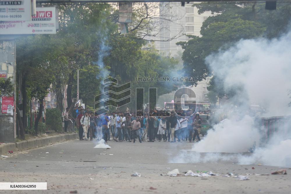 Clashes Erupt Between Students - Dhaka