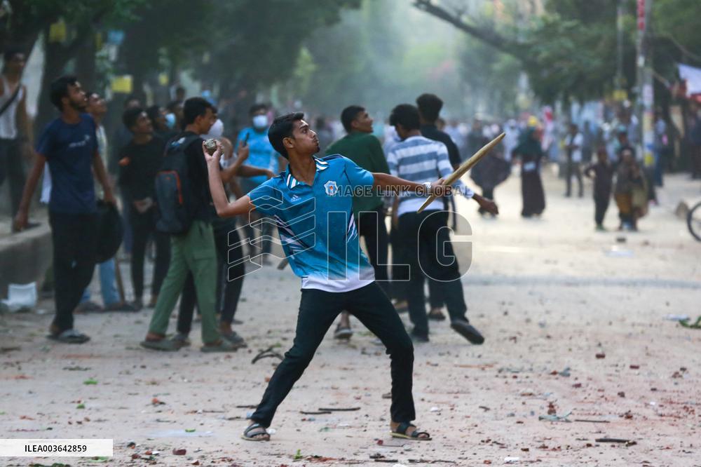 Clashes Erupt Between Students - Dhaka