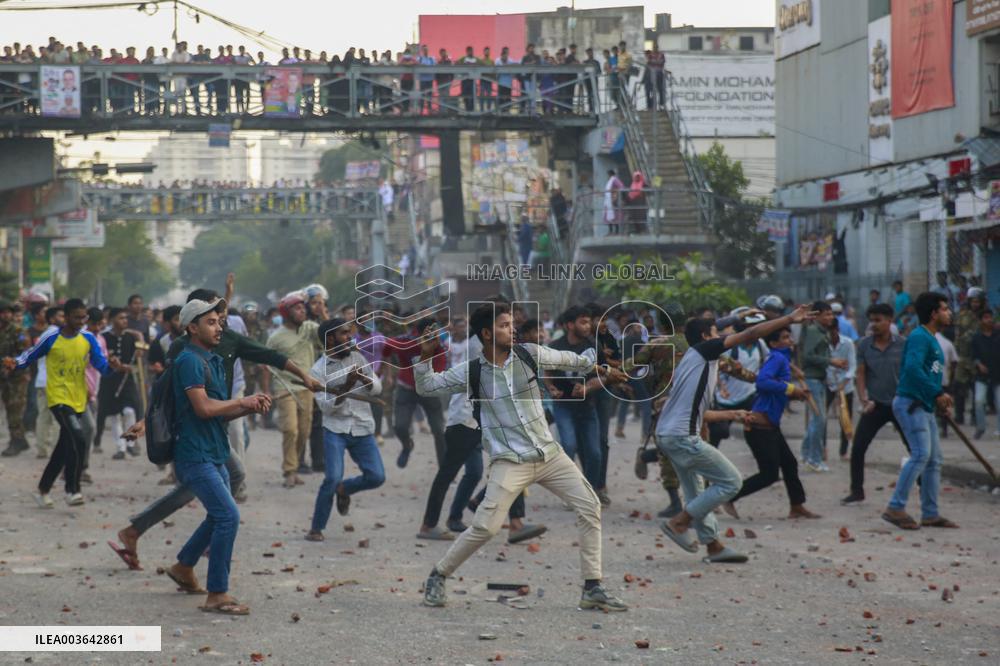 Clashes Erupt Between Students - Dhaka