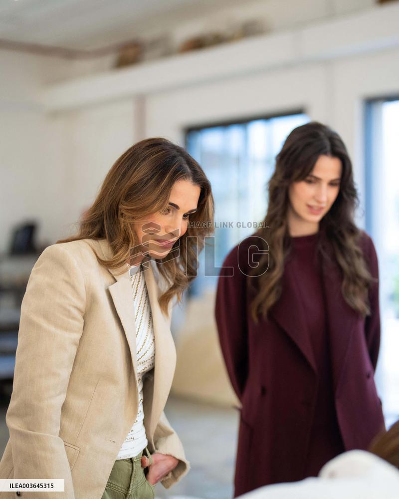 Queen Rania And Princess Rajwa Visit Workshop - Amman