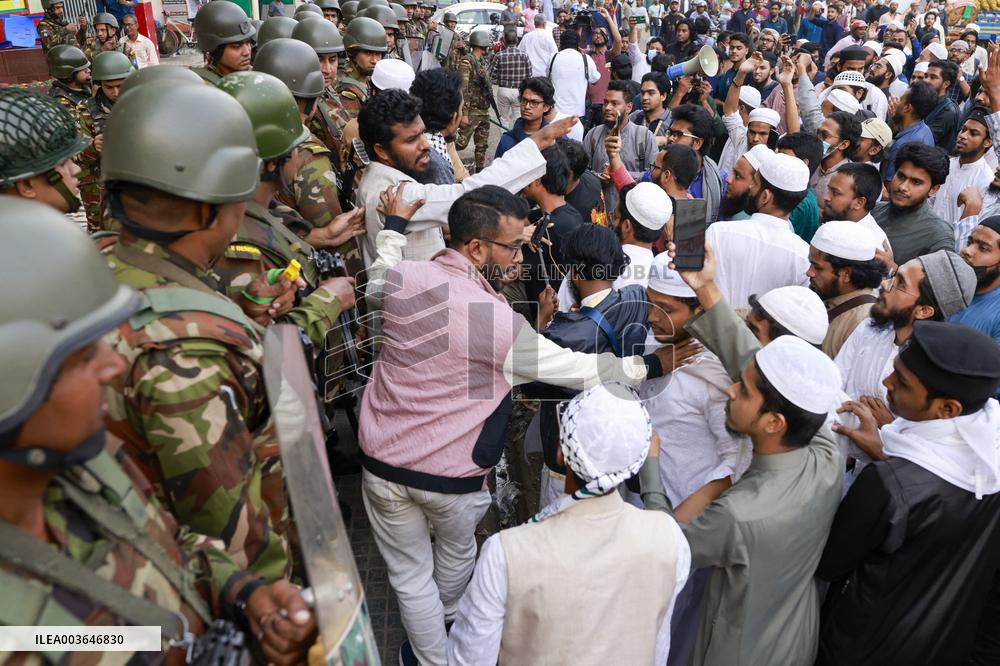 Bangladesh Protesters Besiege Key Newspaper Demanding Closure - Dhaka