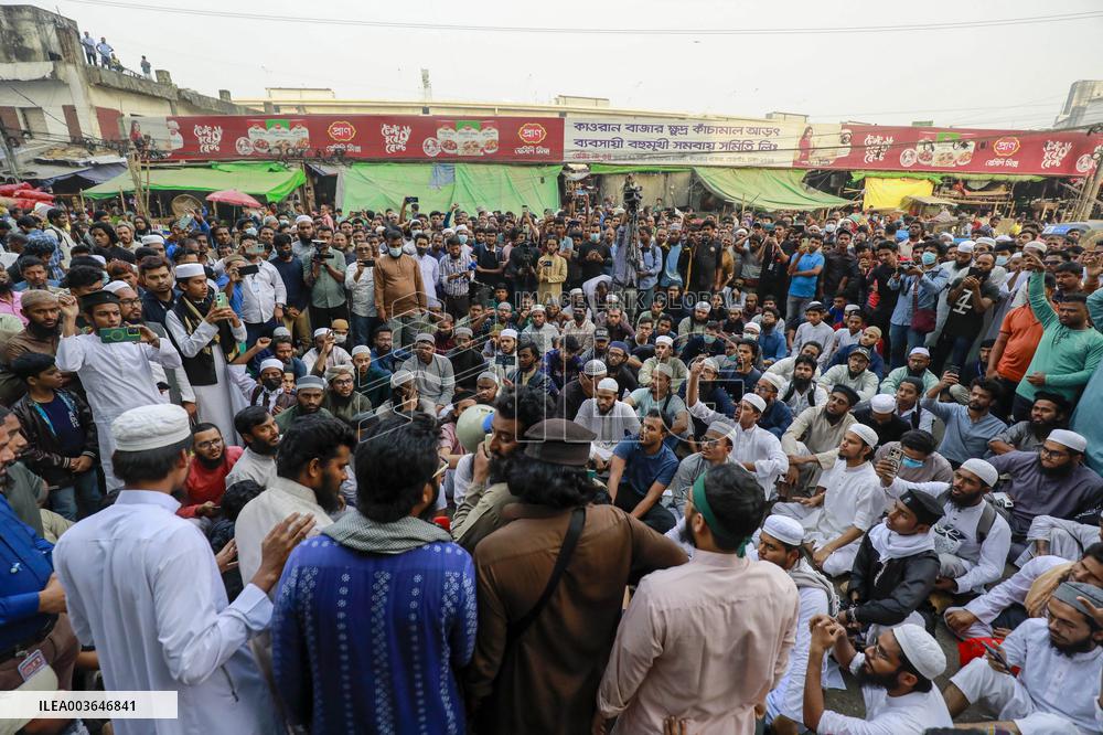 Bangladesh Protesters Besiege Key Newspaper Demanding Closure - Dhaka