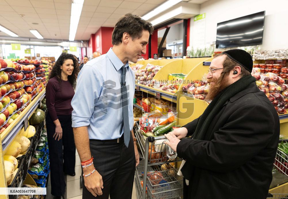 Trudeau Greets Shoppers - Montreal