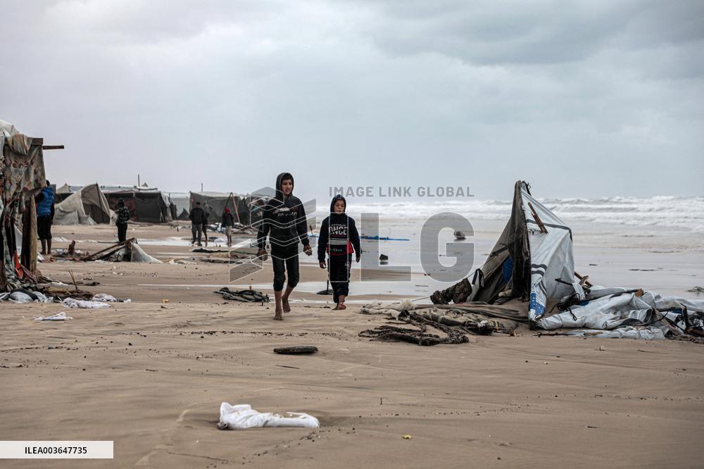 Heavy Rains Flood Tents - Gaza