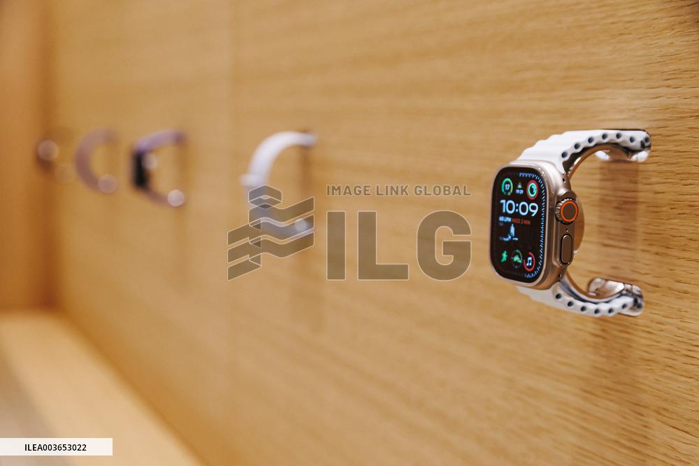 Apple Store Opens In La Vaguada Shopping Mall - Madrid