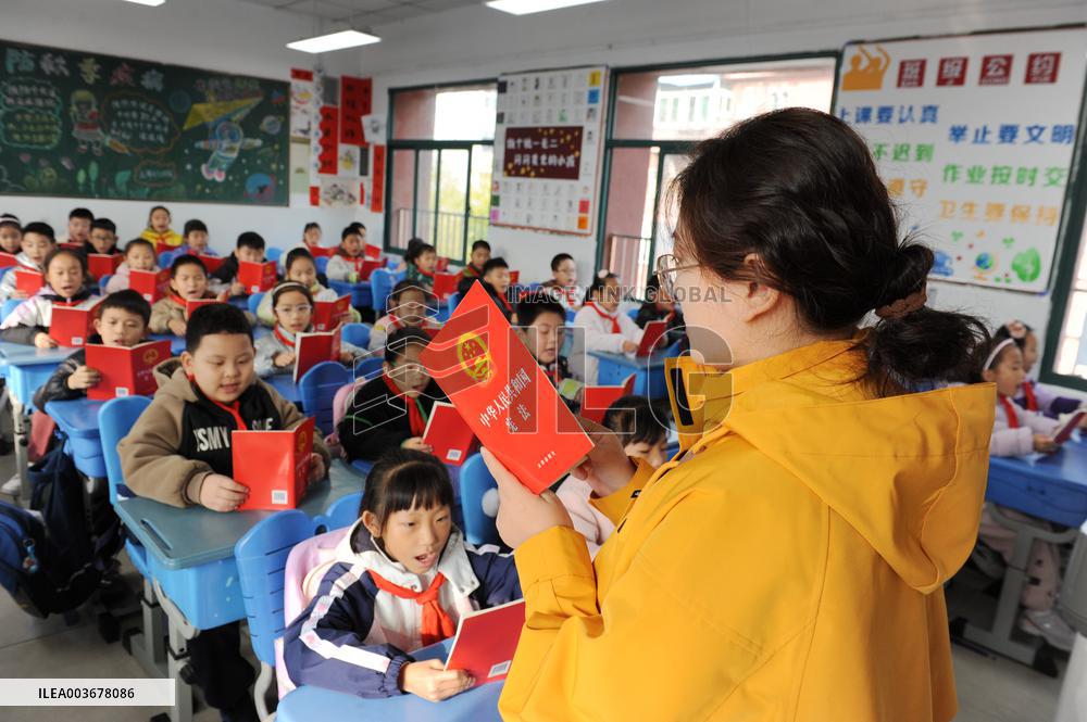 Constitutional Knowledge Popularization