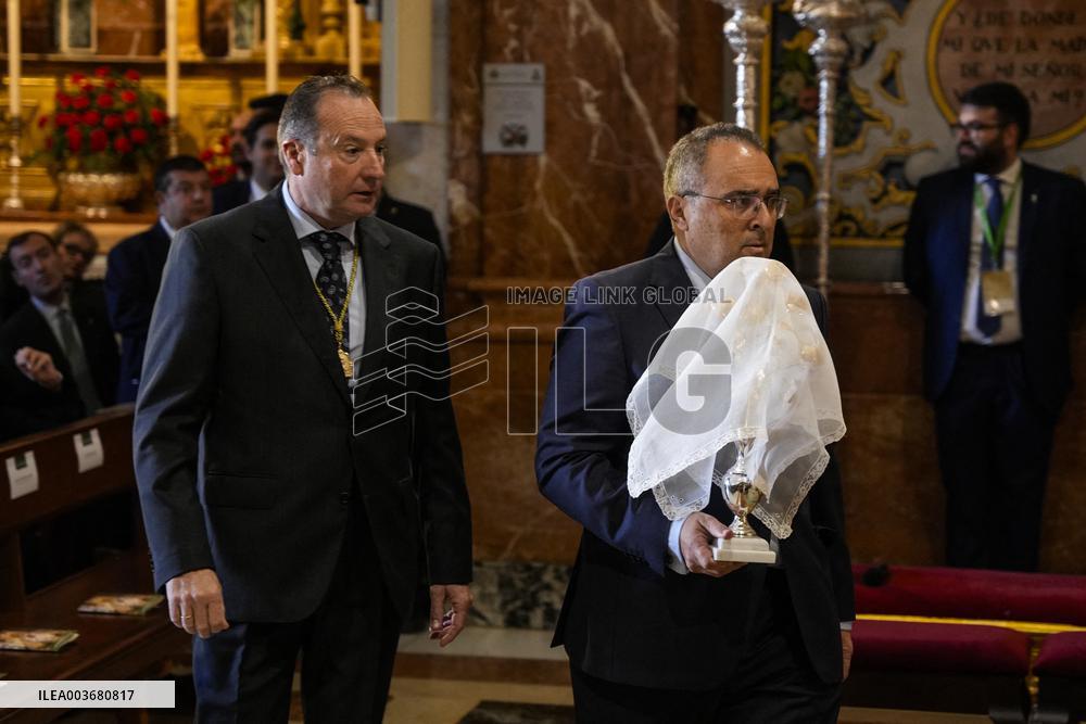 The Virgin of the Macarena receives the Golden Rose