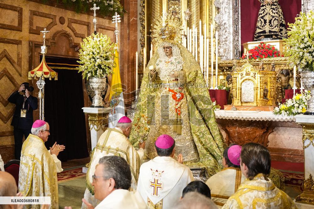 The Virgin of the Macarena receives the Golden Rose