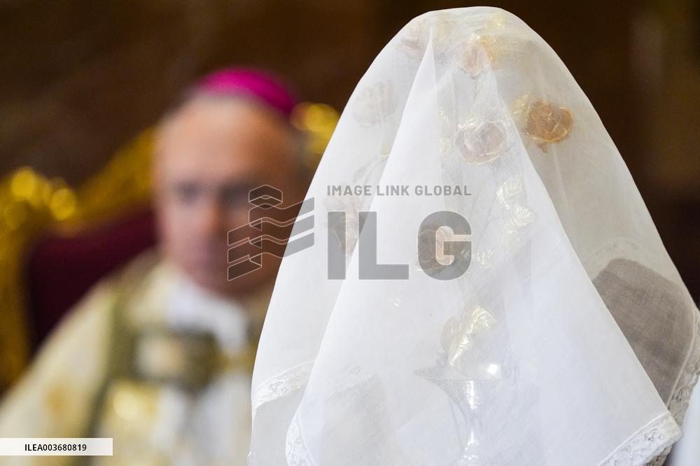 The Virgin of the Macarena receives the Golden Rose