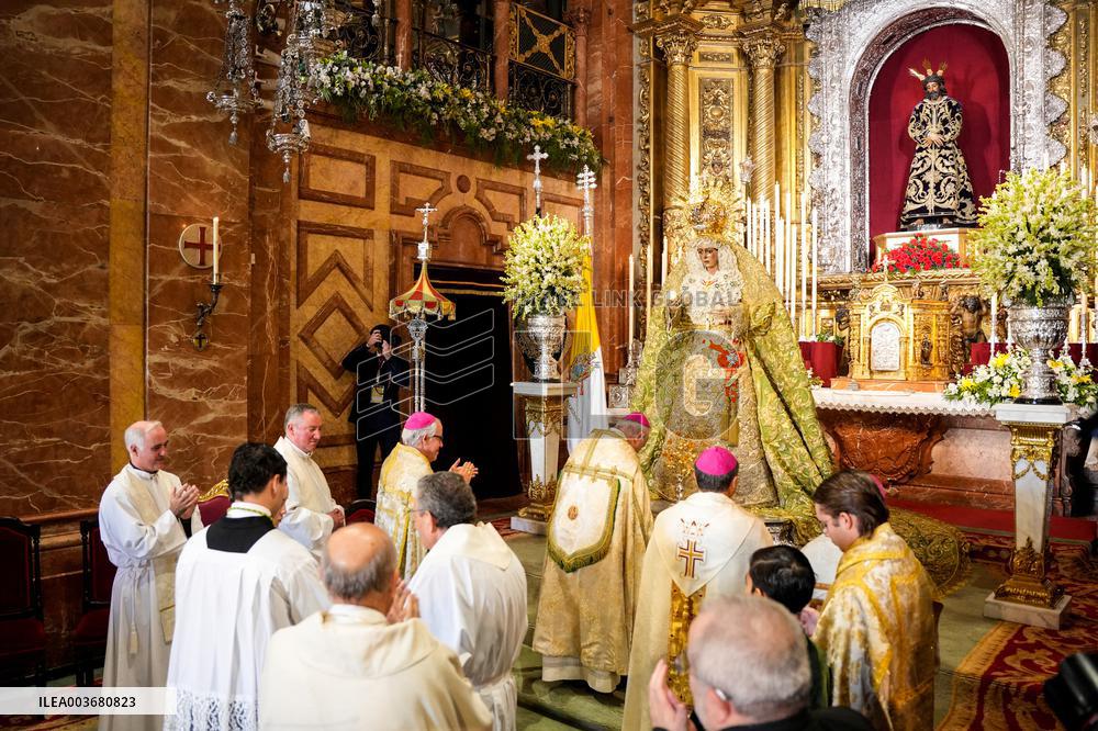 The Virgin of the Macarena receives the Golden Rose