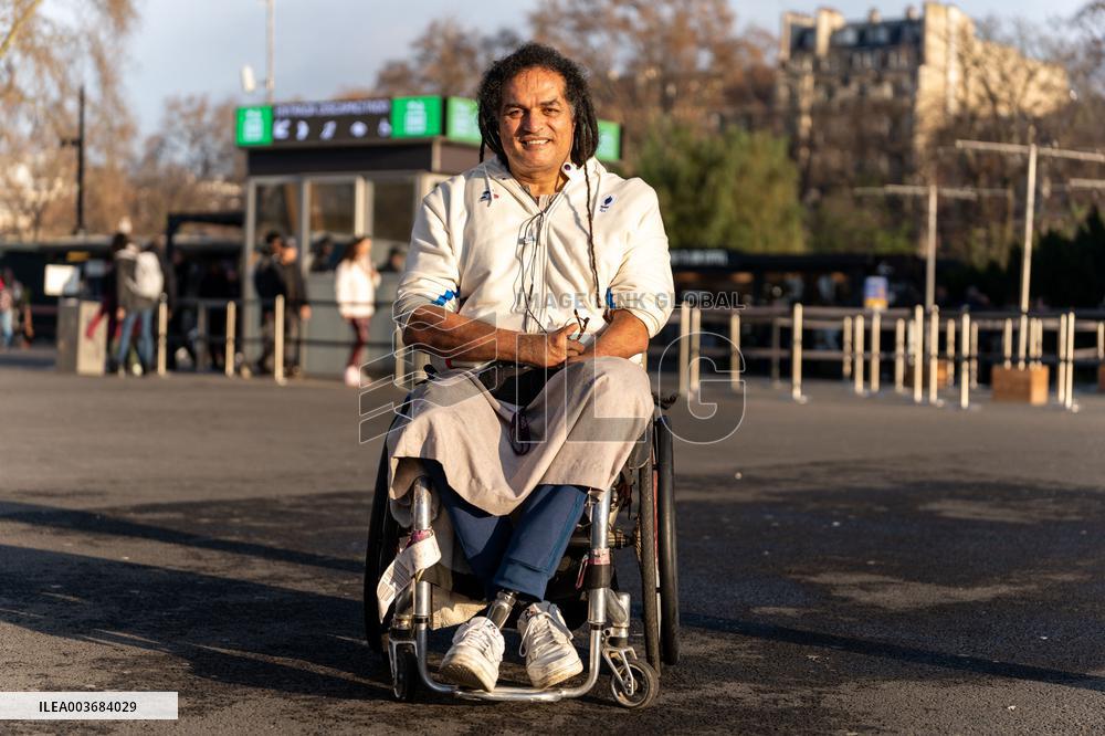 40 Schoolchildren Climb The Steps Of The Eiffel Tower - Paris
