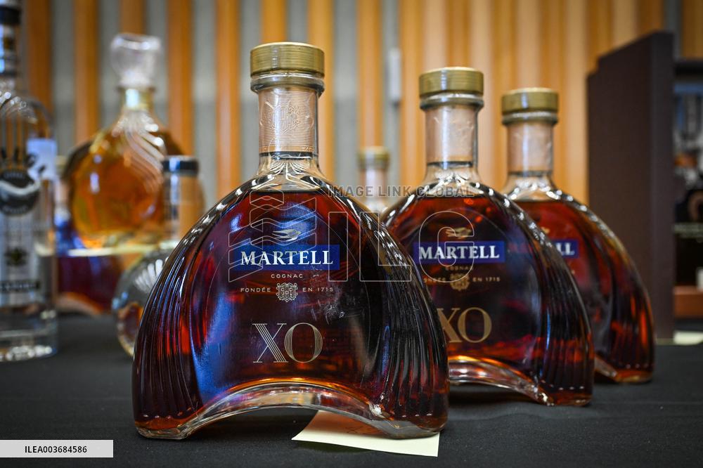 Customs Launch An Exceptional Auction - Paris