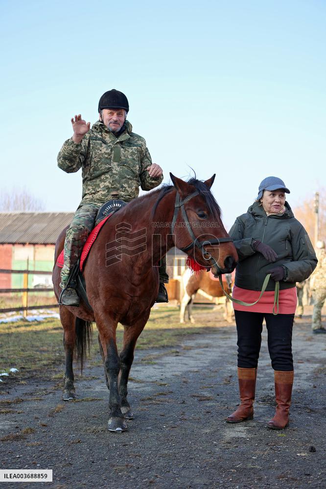 Hutsul ponies help with rehabilitation of Ukrainian military