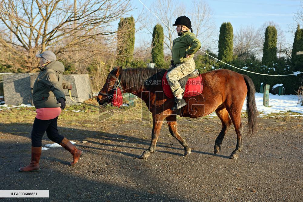 Hutsul ponies help with rehabilitation of Ukrainian military