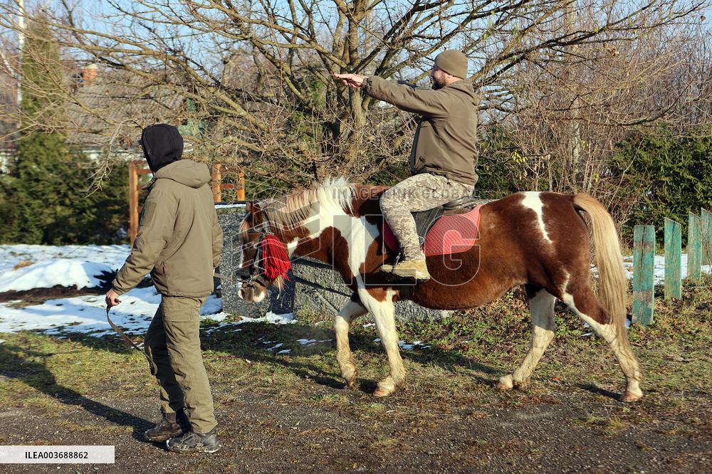 Hutsul ponies help with rehabilitation of Ukrainian military