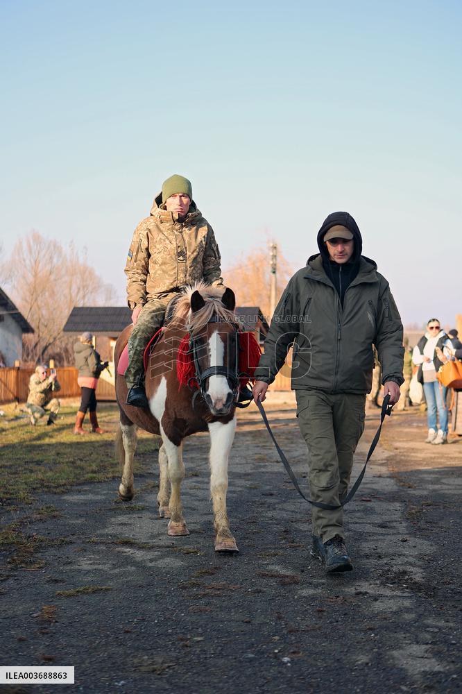 Hutsul ponies help with rehabilitation of Ukrainian military