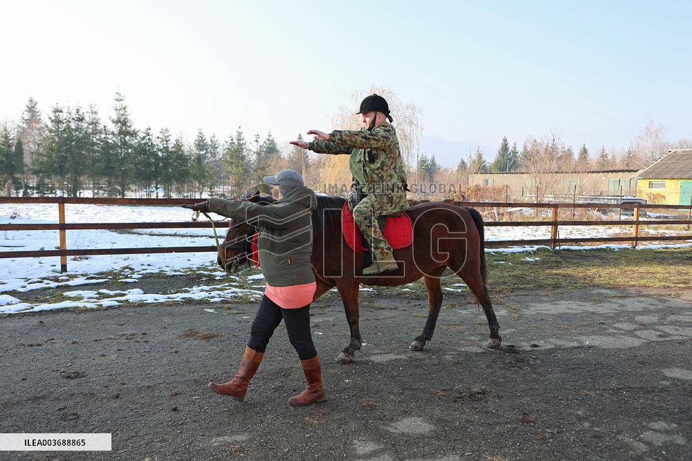 Hutsul ponies help with rehabilitation of Ukrainian military