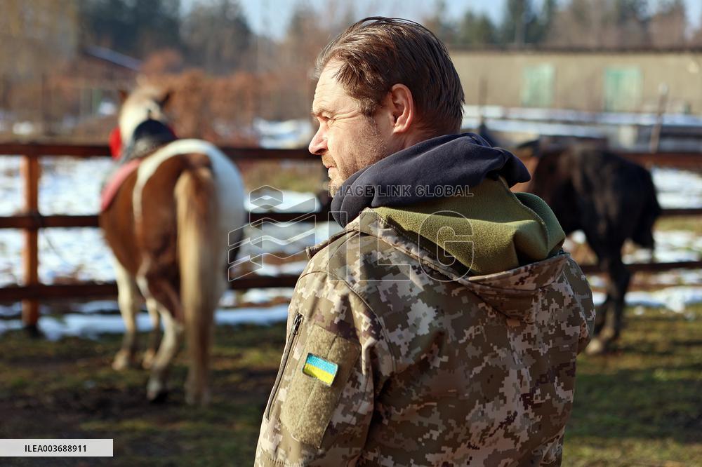 Hutsul ponies help with rehabilitation of Ukrainian military