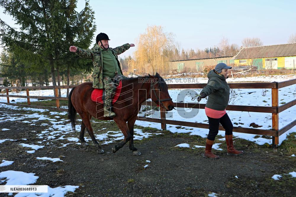 Hutsul ponies help with rehabilitation of Ukrainian military