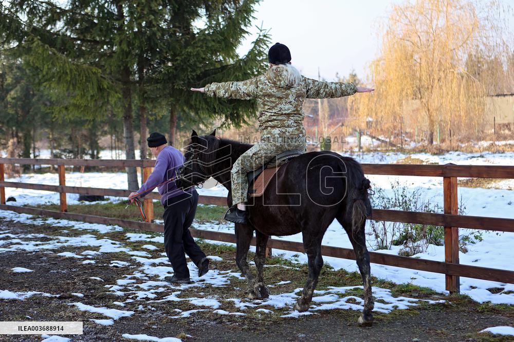 Hutsul ponies help with rehabilitation of Ukrainian military