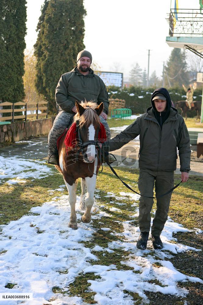 Hutsul ponies help with rehabilitation of Ukrainian military