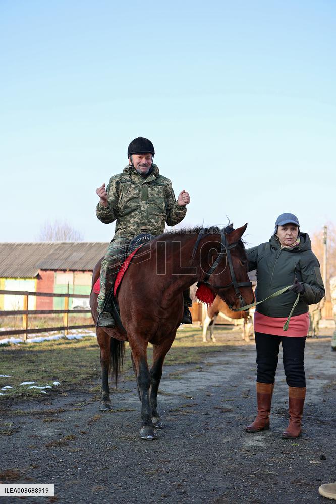 Hutsul ponies help with rehabilitation of Ukrainian military