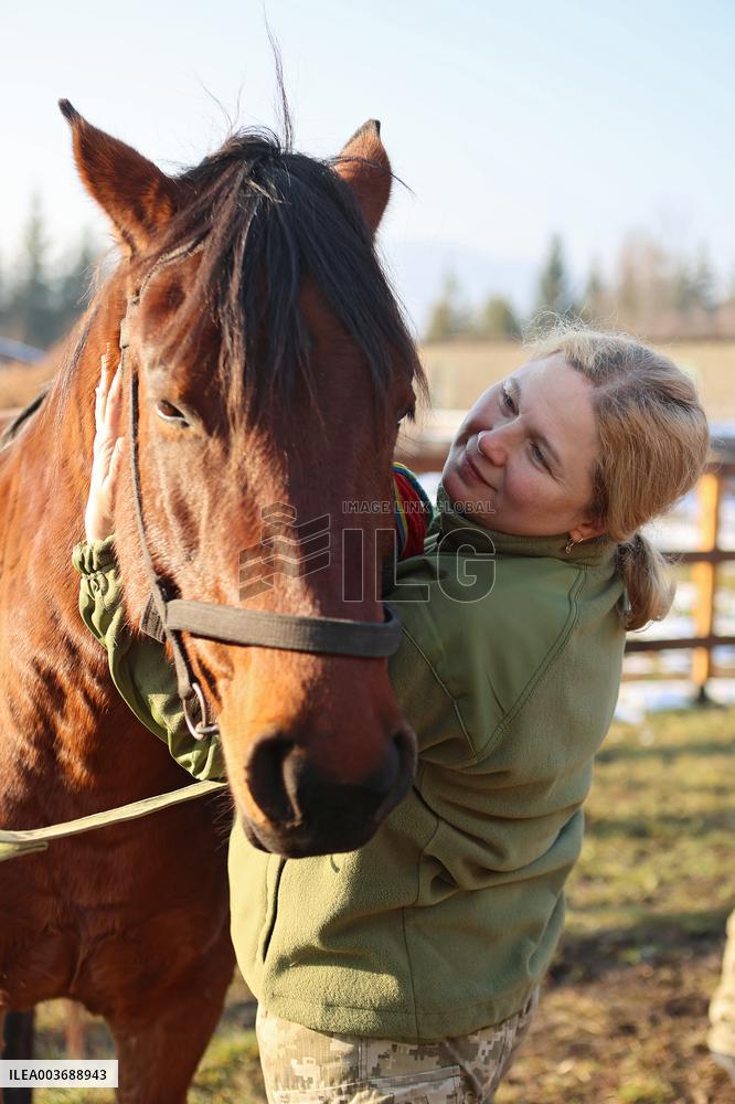 Hutsul ponies help with rehabilitation of Ukrainian military