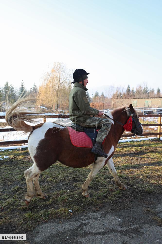 Hutsul ponies help with rehabilitation of Ukrainian military
