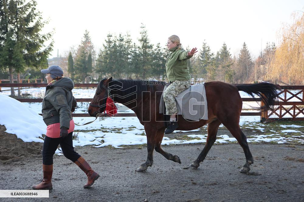 Hutsul ponies help with rehabilitation of Ukrainian military