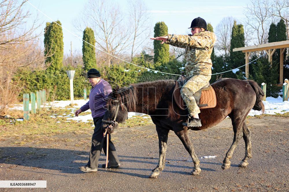 Hutsul ponies help with rehabilitation of Ukrainian military