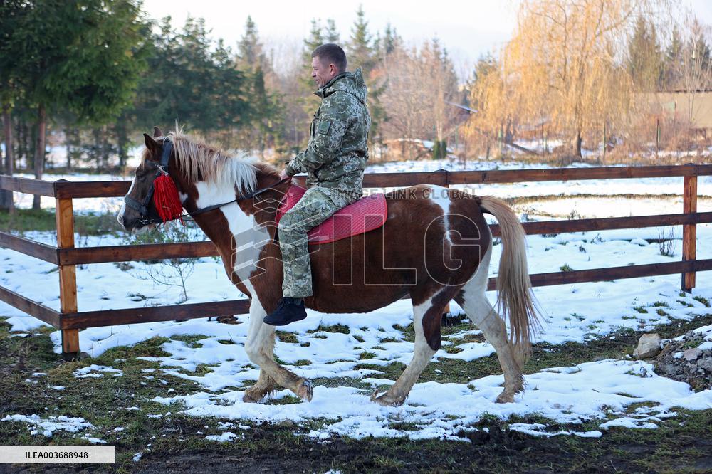 Hutsul ponies help with rehabilitation of Ukrainian military