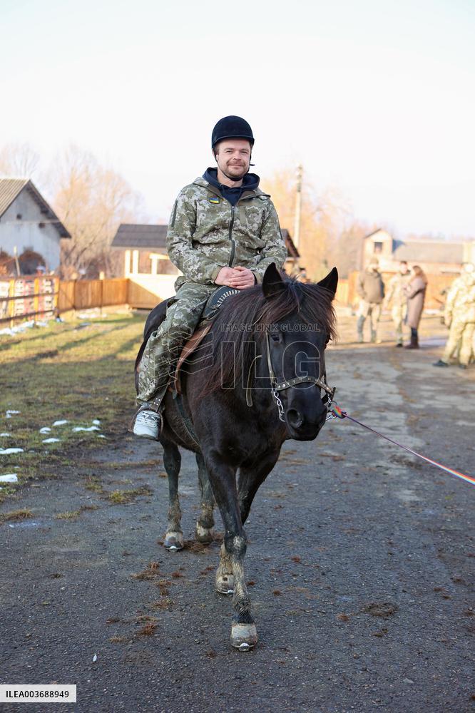Hutsul ponies help with rehabilitation of Ukrainian military