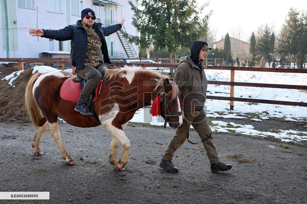 Hutsul ponies help with rehabilitation of Ukrainian military