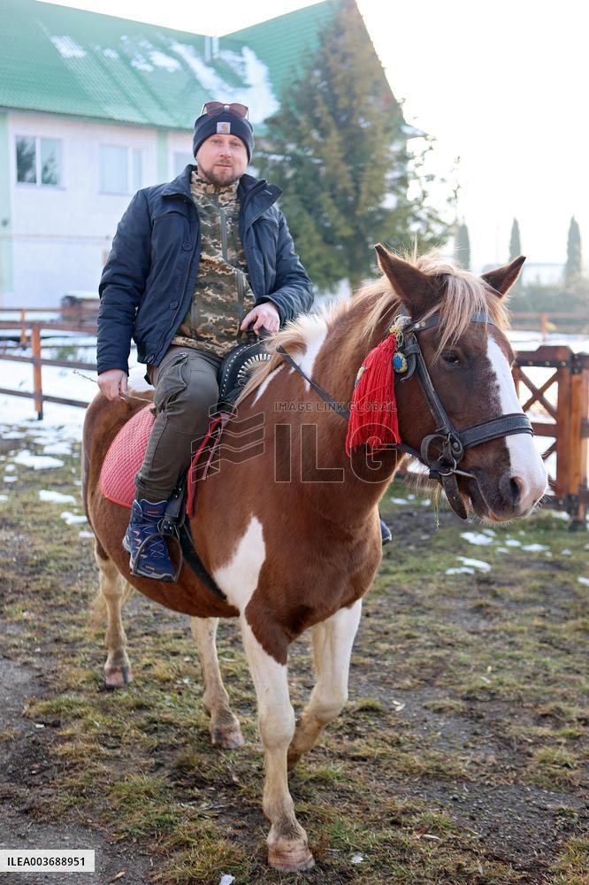 Hutsul ponies help with rehabilitation of Ukrainian military