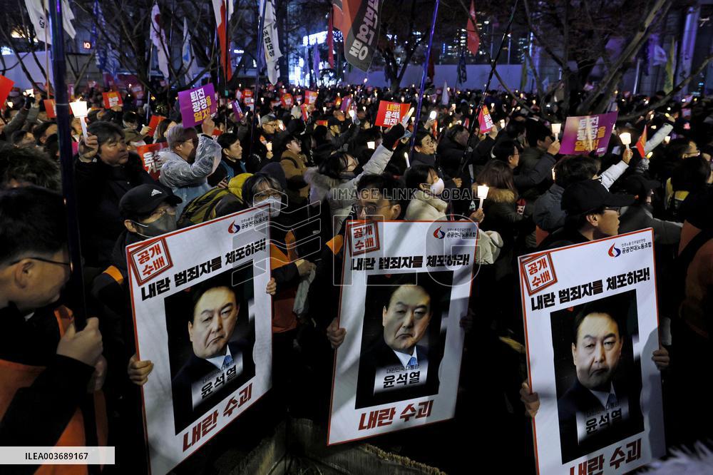 People call for S. Korean president Yoon's resignation