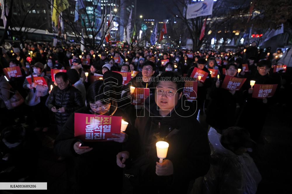 People call for S. Korean president Yoon's resignation