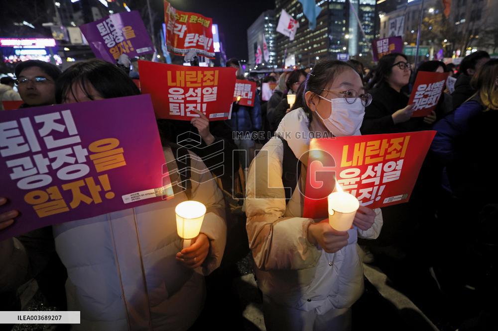 People call for S. Korean president Yoon's resignation