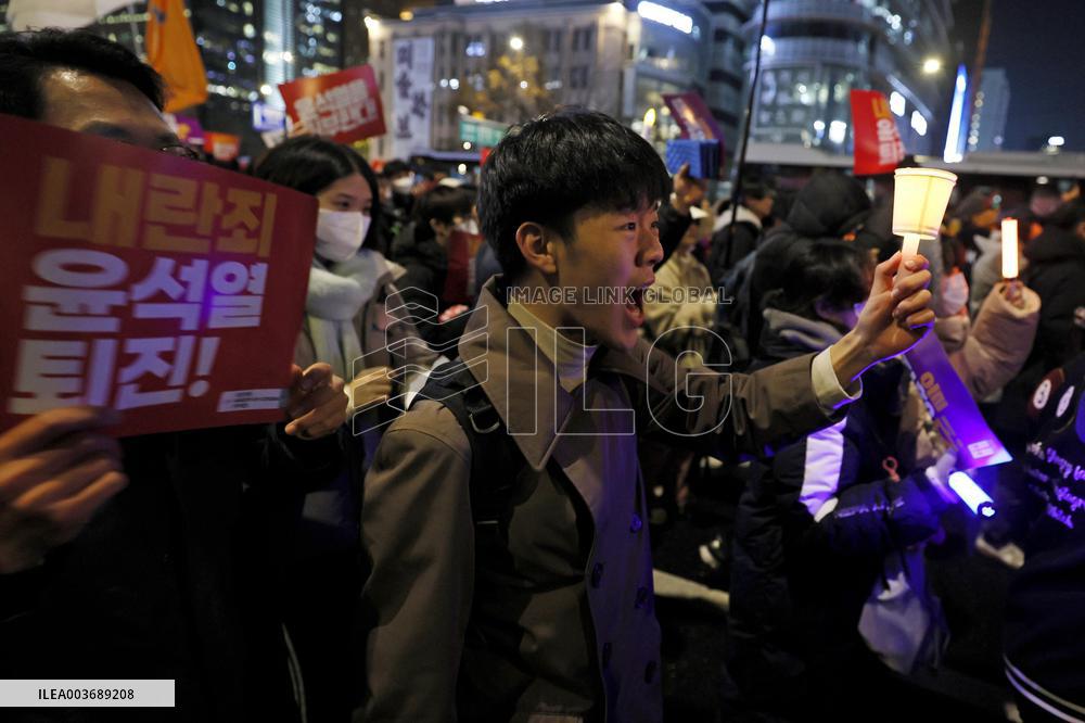 People call for S. Korean president Yoon's resignation