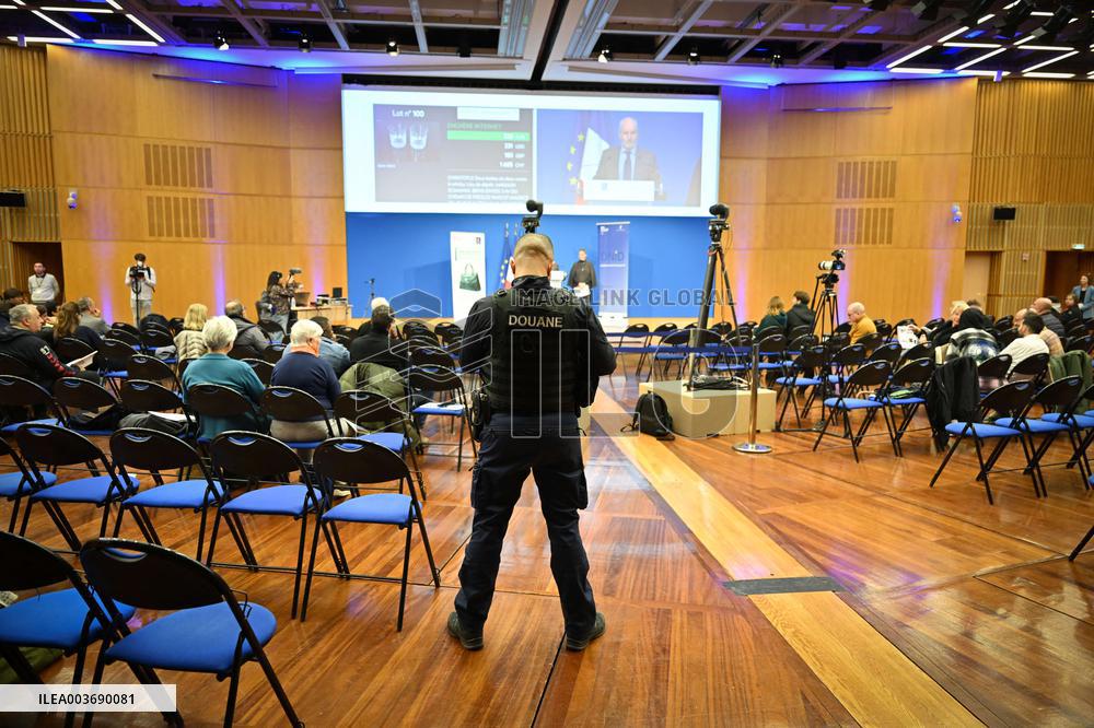 French Customs Service Launches An Exceptional Auction - Paris