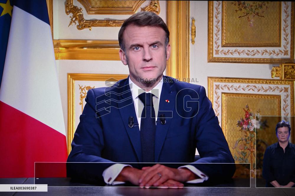 French President Emmanuel Macron adresses a speech after the censure of Michel Barnier's - Paris