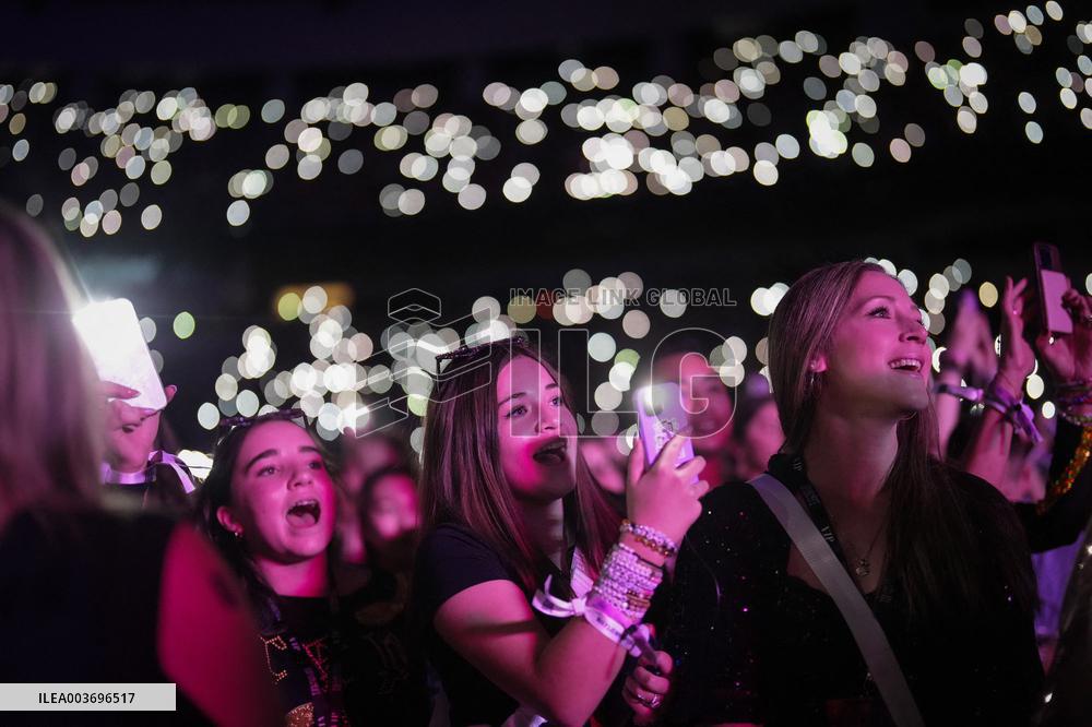 Fans At Taylor Swift Concert - Vancouver
